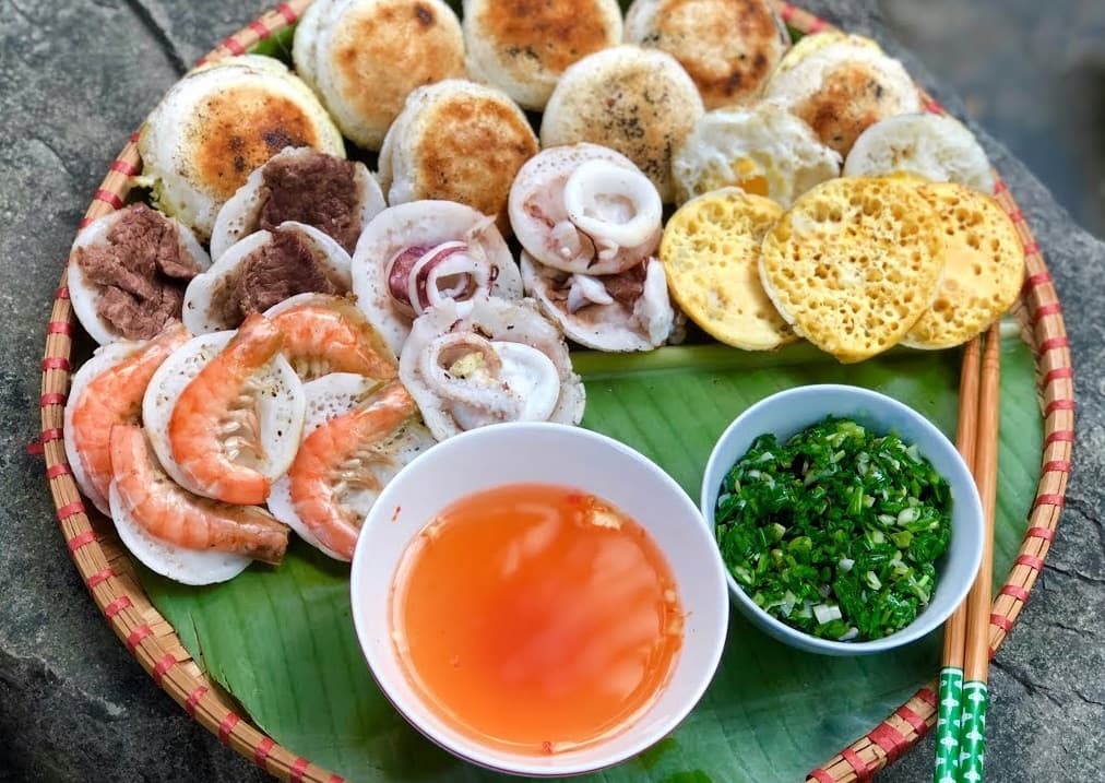 담 시장에서 현지 음식 맛보기
