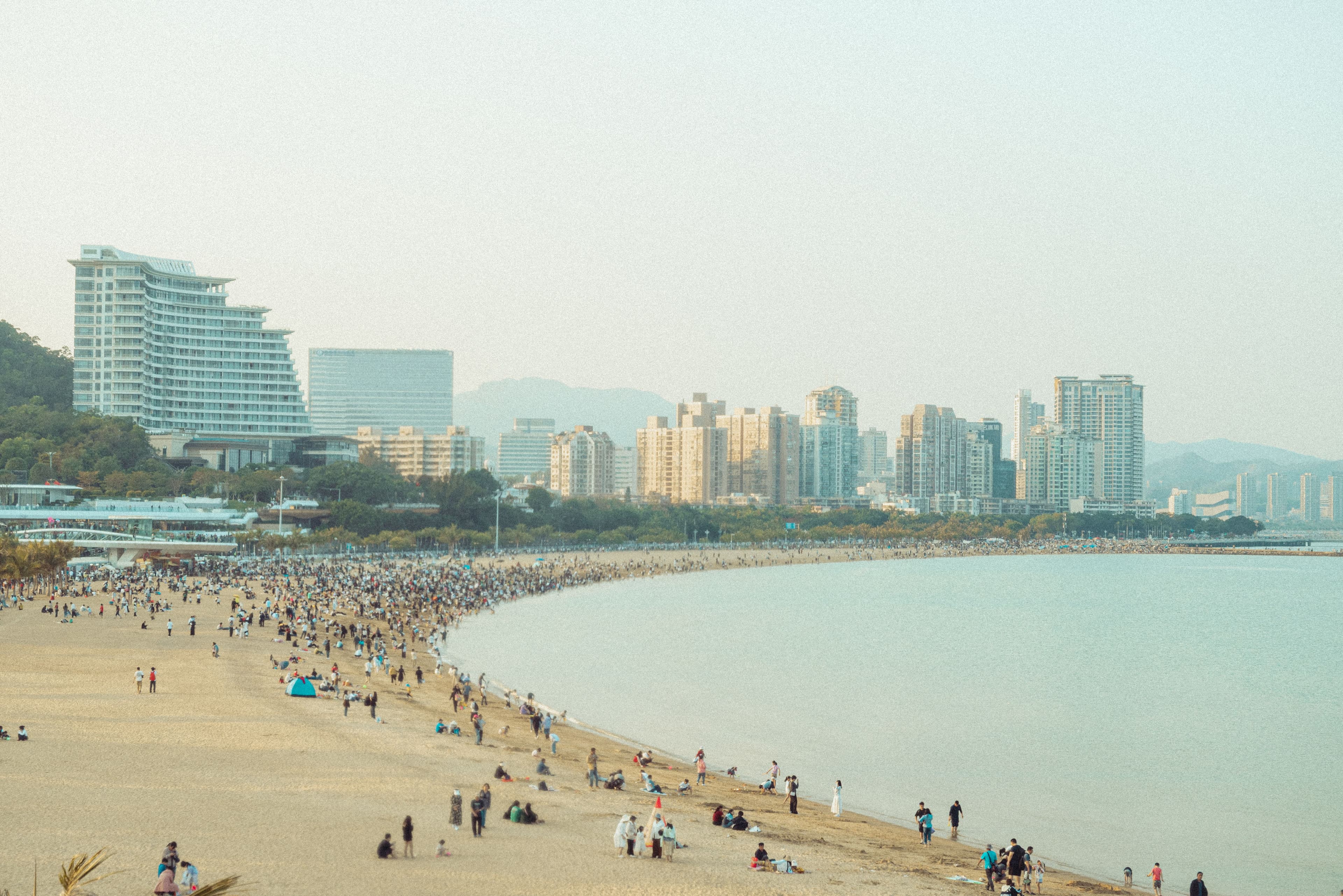 해안 산책로와 해변 즐기기