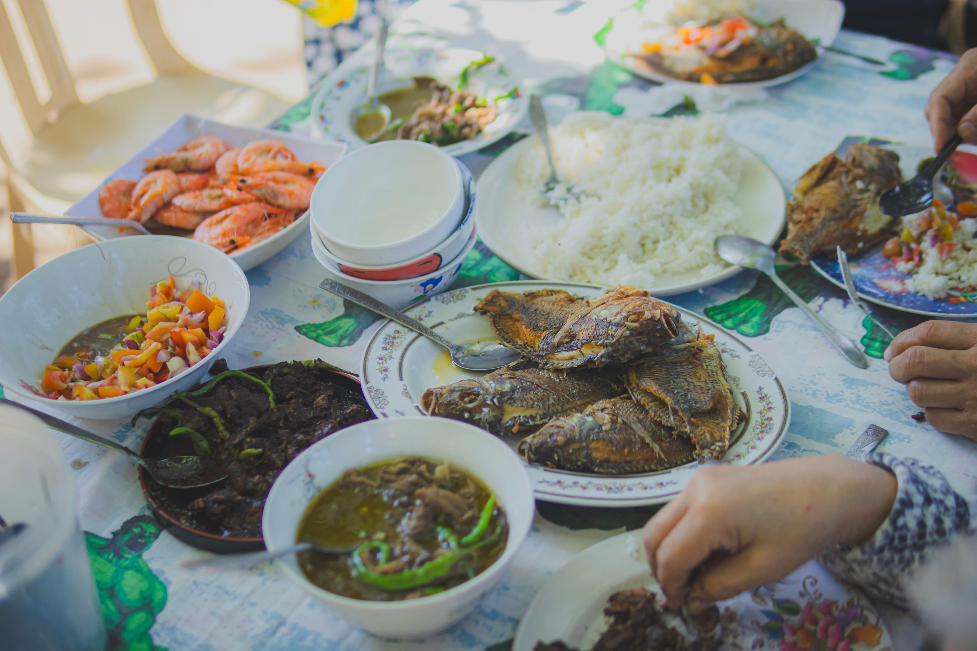 현지 식당에서 필리핀 가정식 맛보기