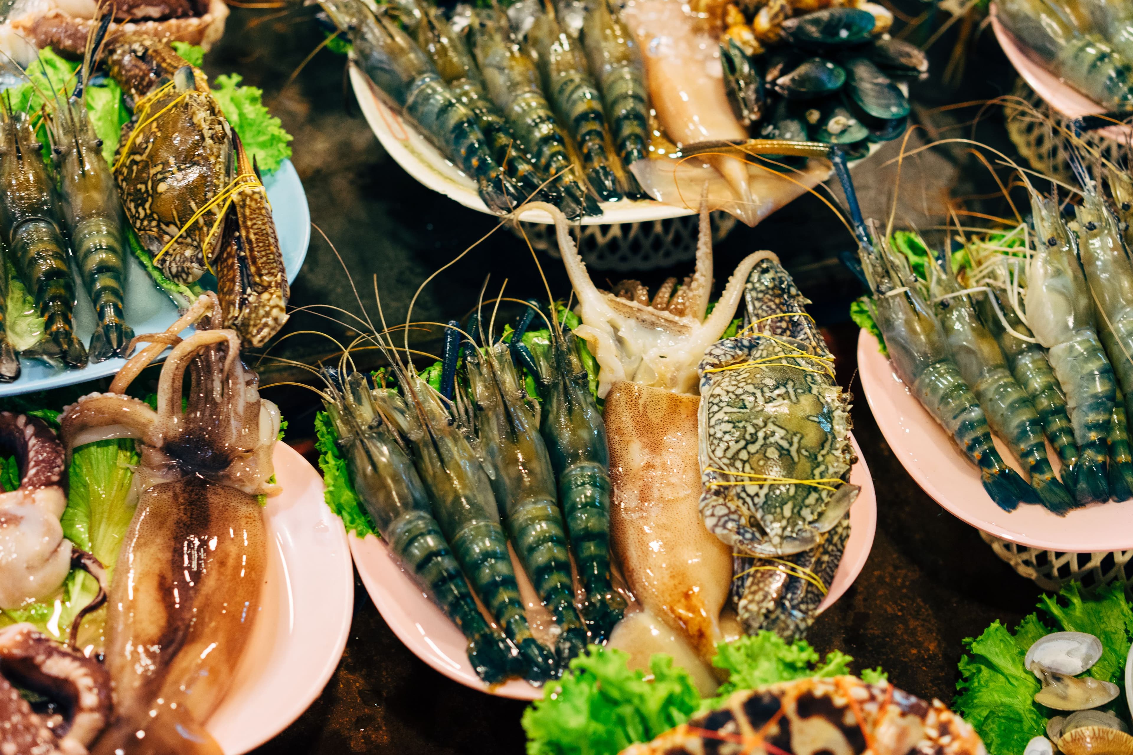 해변 식당에서 신선한 해산물 맛보기