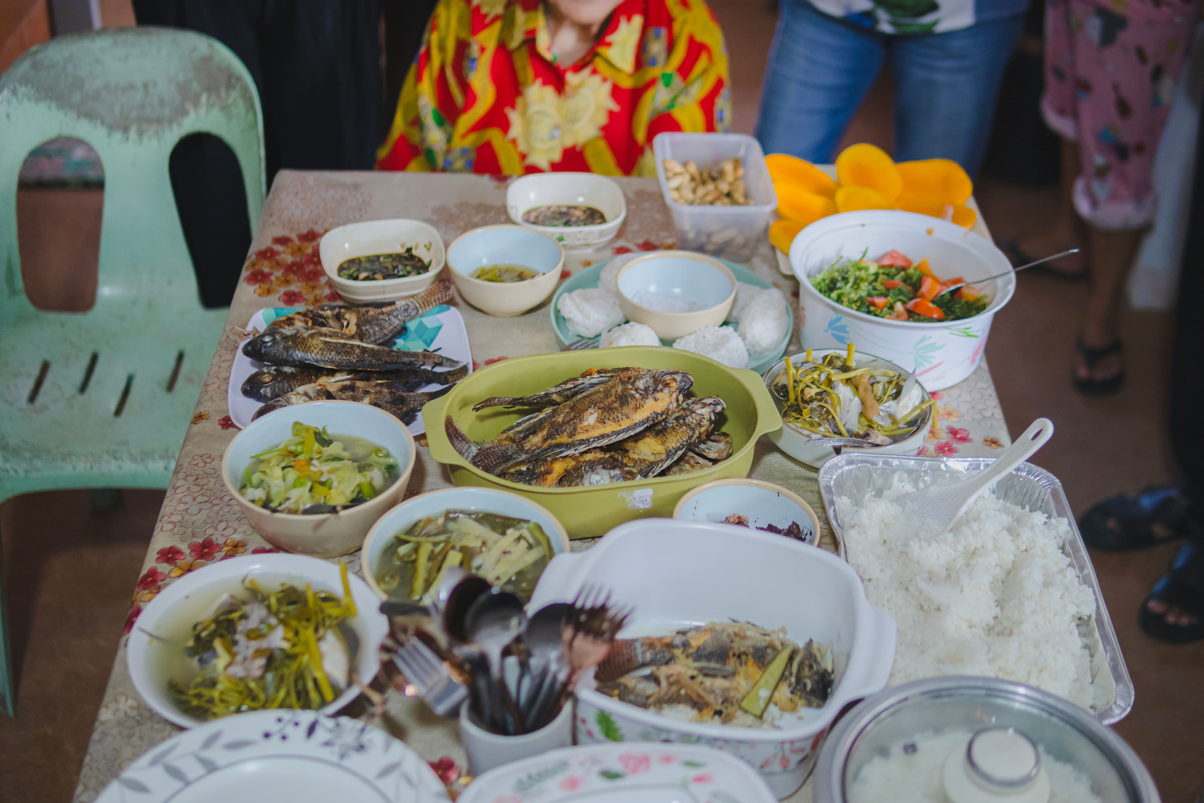 현지 식당에서 필리핀 가정식 맛보기