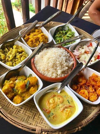 현지 식당에서 라이스 앤 커리 맛보기