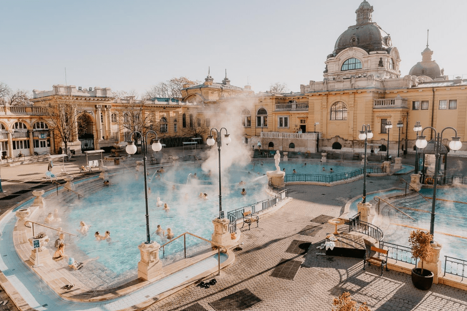 유럽 최대 규모의 온천에서 즐기는 휴식
세체니 온천