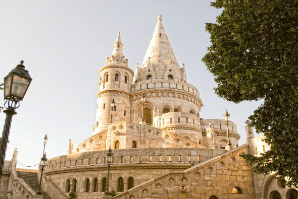 하얀 탑과 아치의 동화 같은 전망대
어부의 요새