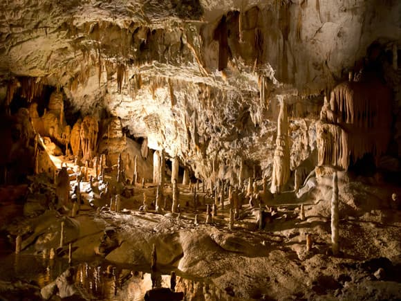 유럽 최대 규모의 신비로운 종유석 동굴
포스토이나 동굴