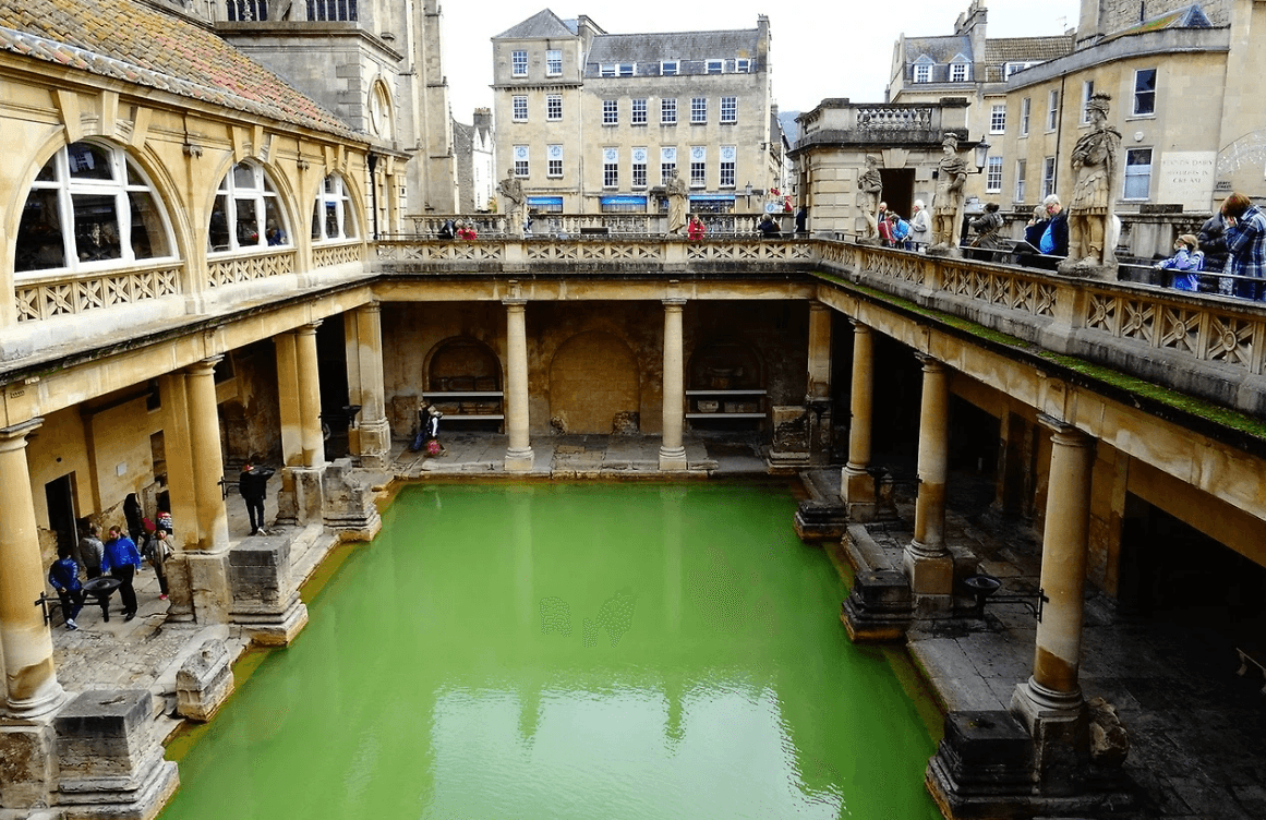 로마 시대의 온천 유적과 고전 도시
로만 바스