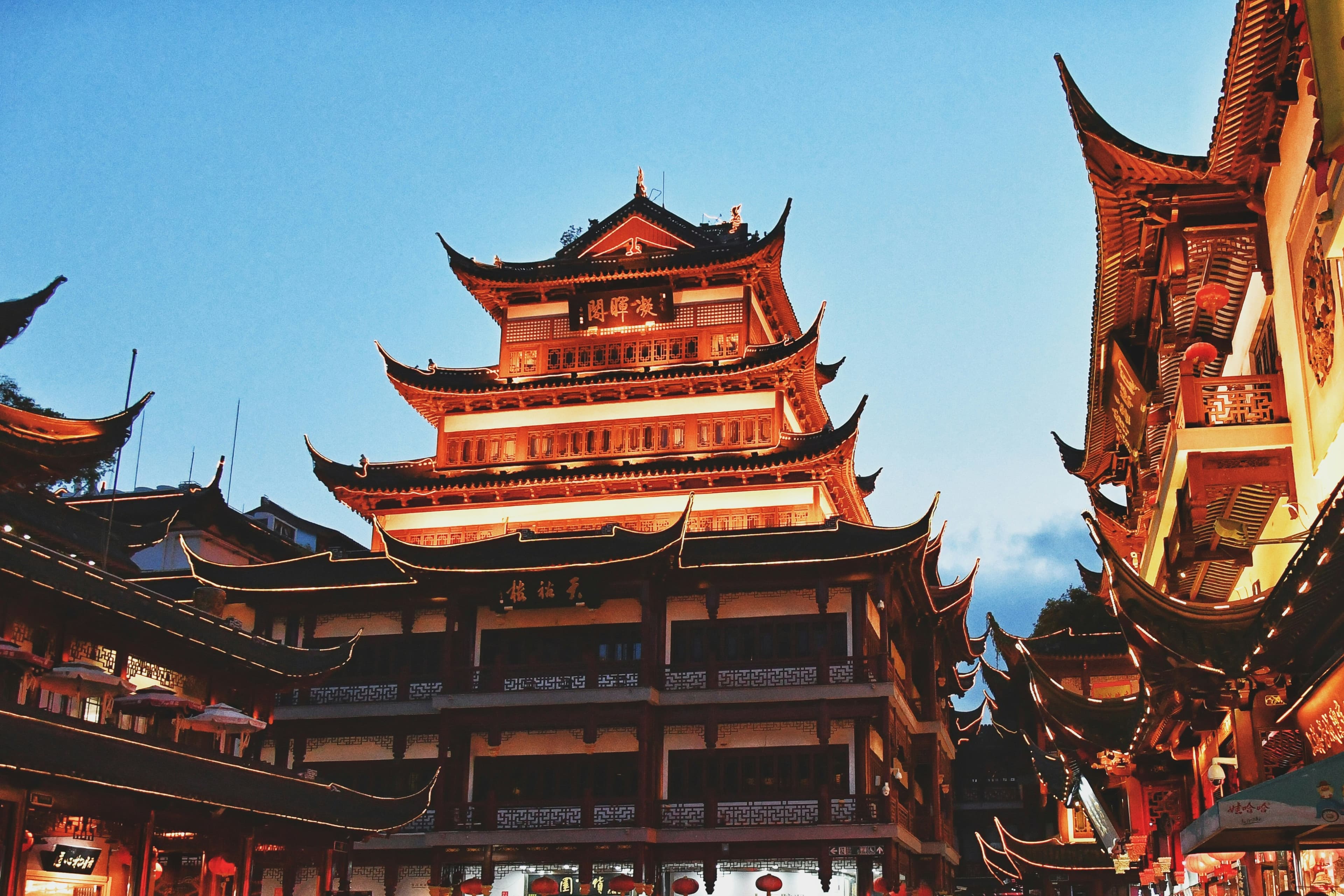 전통 정원 속에서 만나는 옛 상하이의 분위기
예원 & 성황묘 거리